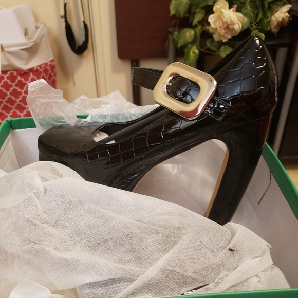 Shoes - Picture 3 of 6